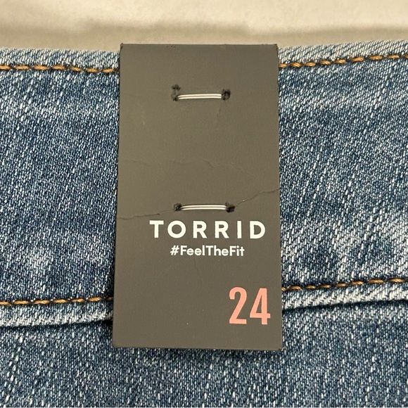 Torrid 3.5” Bombshell Premium Stretch High-Rise Jean Short NWT - Picture 7 of 14